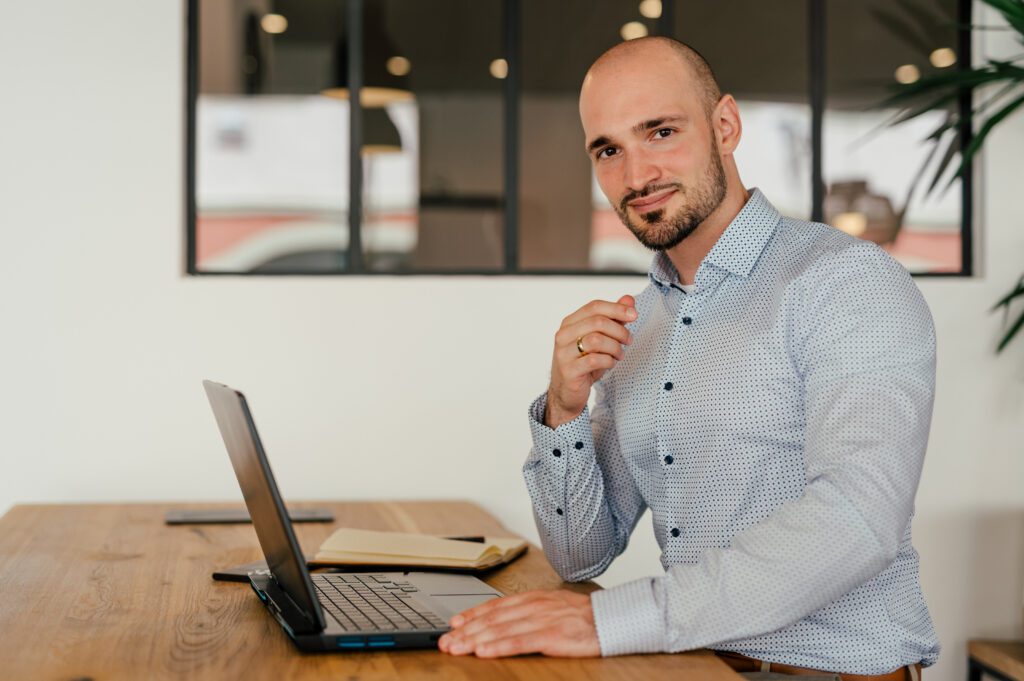 Mitarbeiter von Daily Marketing startet die Anzeigen am Laptop