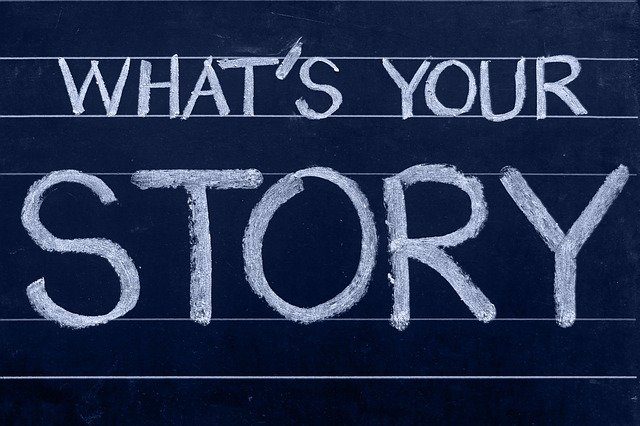 Im Bild steht auf einer schwarzen Tafel in weißer Schrift What's your Story