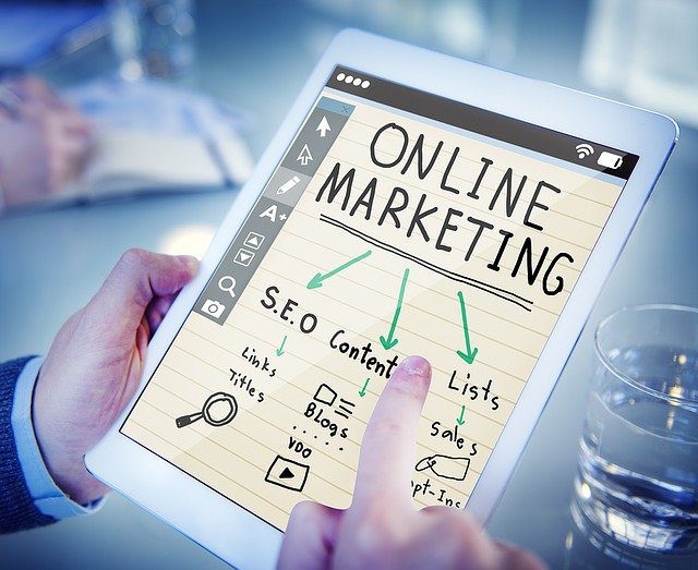 Das Bild zeigt ein Tablet mit eine Online Marketing Grafik