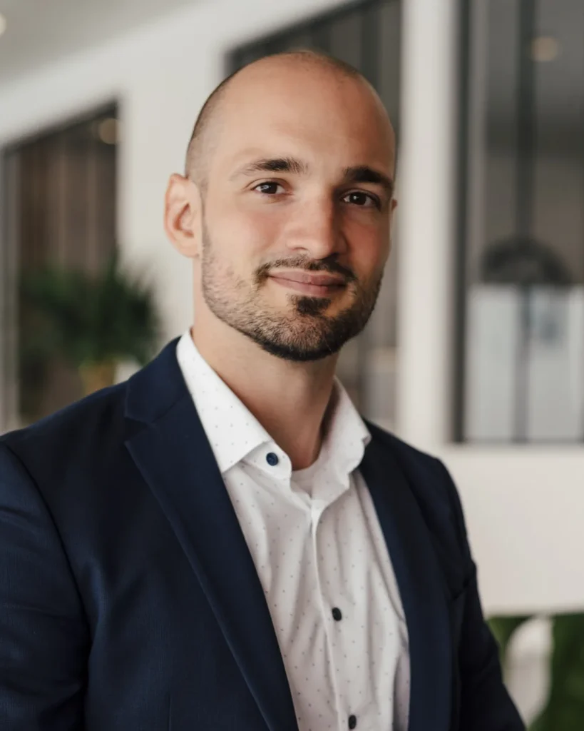 Michael Simon, Geschäftsführer von Daily Marketing, am Arbeitsplatz